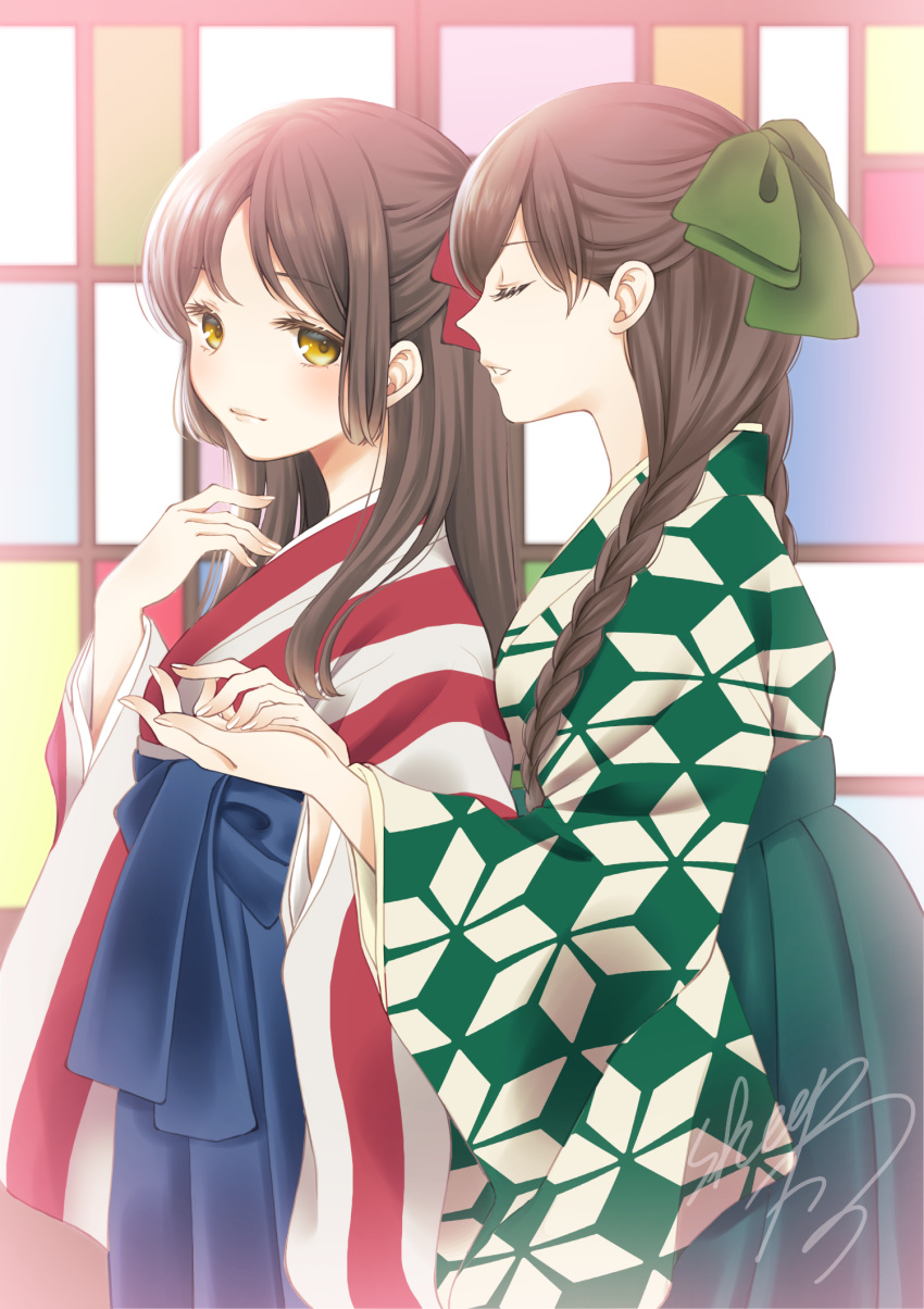 2girls bangs blue_hakama bow braid brown_eyes brown_hair closed_eyes closed_mouth commentary_request eyebrows_visible_through_hair green_bow green_hakama green_kimono hair_bow hakama hand_up hands_together hands_up highres japanese_clothes kimono long_hair long_sleeves low_twintails multiple_girls original parted_bangs parted_lips print_kimono red_bow sheepd signature standing striped twin_braids twintails vertical-striped_kimono vertical_stripes wide_sleeves