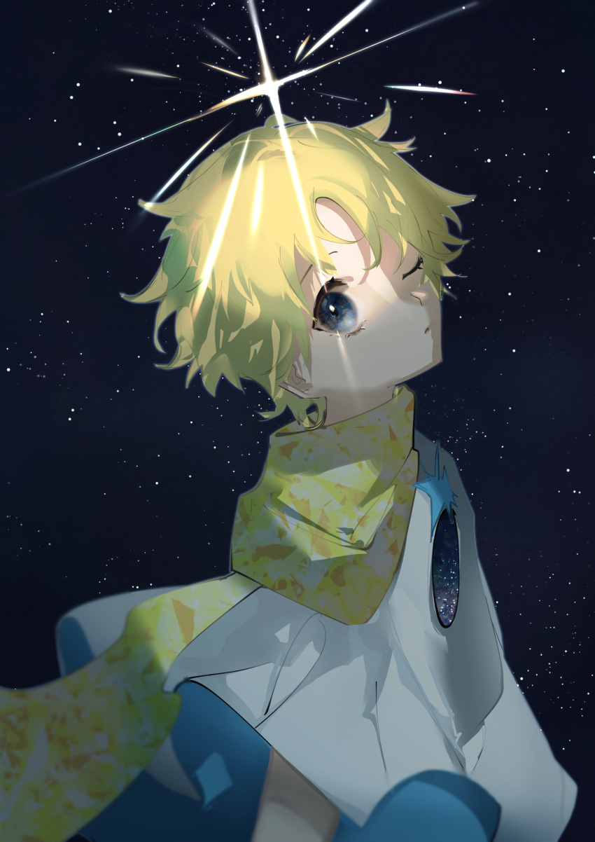 1boy aonogura baggy_clothes bangs blonde_hair blue_eyes bright_pupils fate/grand_order fate/requiem fate_(series) from_side glowing highres light looking_at_viewer male_focus one_eye_closed open_mouth parted_bangs scarf short_sleeves sky solo space star_(sky) star_(symbol) starry_background starry_sky upper_body voyager_(fate/requiem) yellow_scarf