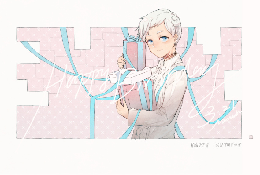 1boy birthday blue_eyes blue_ribbon closed_mouth collar collared_shirt commentary_request english_text from_side gift happy_birthday holding holding_gift long_sleeves looking_at_viewer looking_to_the_side male_focus neck_tattoo no.18 norman_(yakusoku_no_neverland) number_tattoo ribbon shirt simple_background smile solo tattoo upper_body white_hair white_shirt yakusoku_no_neverland
