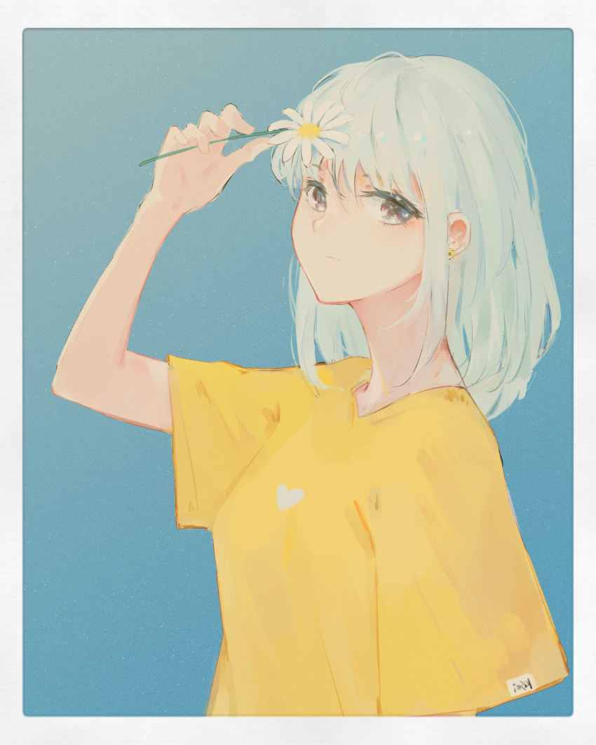 1girl absurdres arm_up bangs blue_background breasts daisy earrings flower flower_earrings grey_background grey_eyes hair_between_eyes heart highres holding holding_flower jewelry kisei2 long_hair looking_at_viewer original shirt short_sleeves silver_hair small_breasts solo two-tone_background upper_body white_flower wide_sleeves yellow_flower yellow_shirt