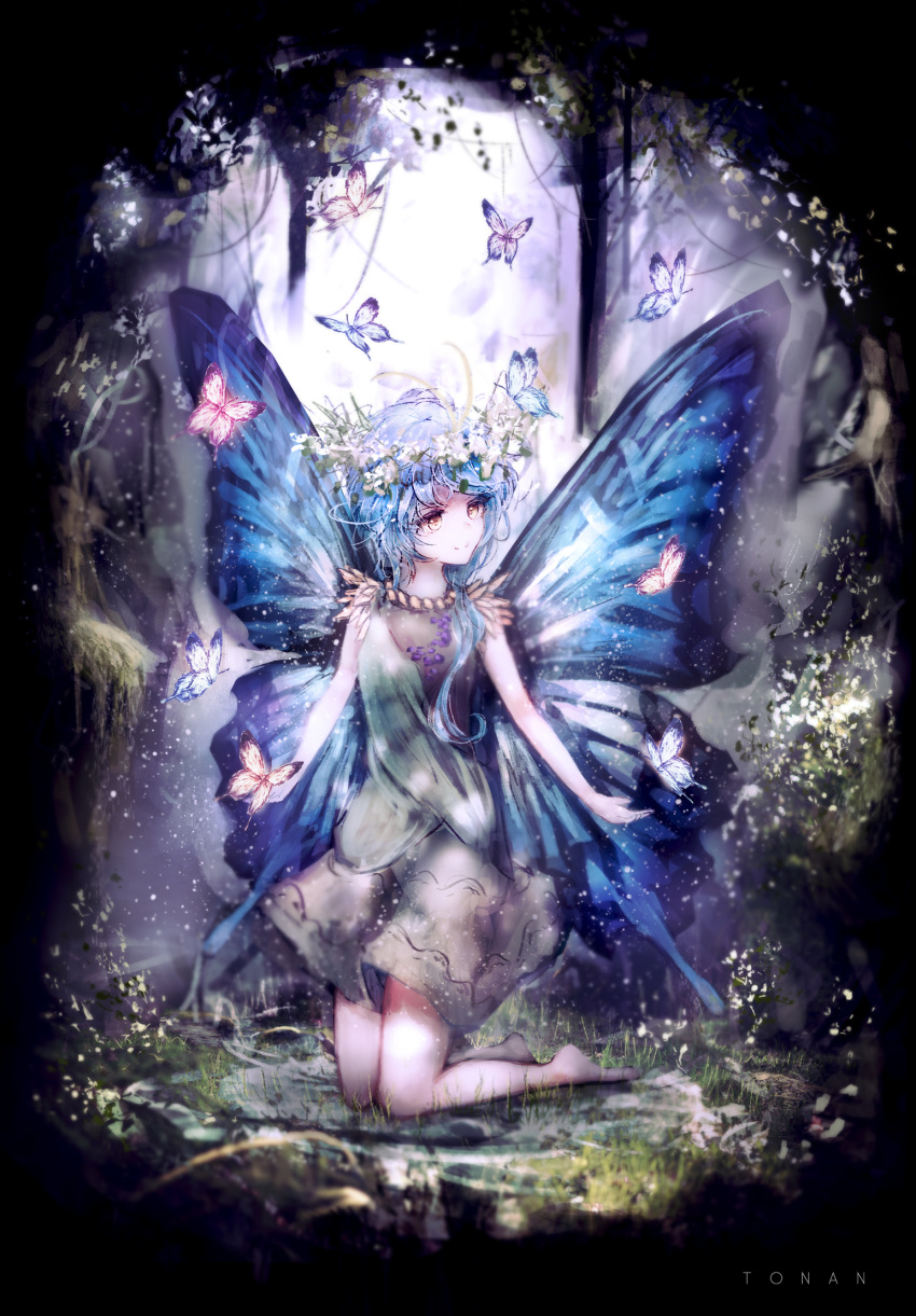 1girl arch artist_name bare_arms bare_legs barefoot blue_hair blurry blurry_background bug butterfly butterfly_wings commentary_request day dress eternity_larva forest grass green_dress head_wreath highres insect kneeling looking_to_the_side mixed-language_commentary nature outdoors red_eyes short_hair sleeveless sleeveless_dress smile solo tonan_(l0l0l0l0l0l) touhou wings