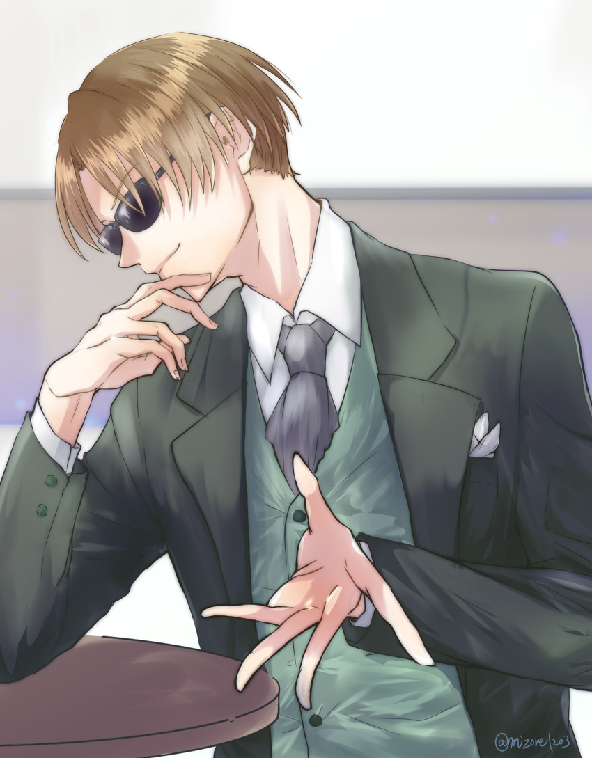 1boy absurdres bangs blonde_hair blurry blurry_background closed_mouth fate/grand_order fate_(series) formal gradient_hair highres koha-ace long_sleeves looking_to_the_side male_focus maxwell's_demon_(fate) multicolored_hair necktie open_hands shiny shiny_hair shirt simple_background smile solo suit sunglasses table tsuyuki_mizore upper_body vest white_shirt