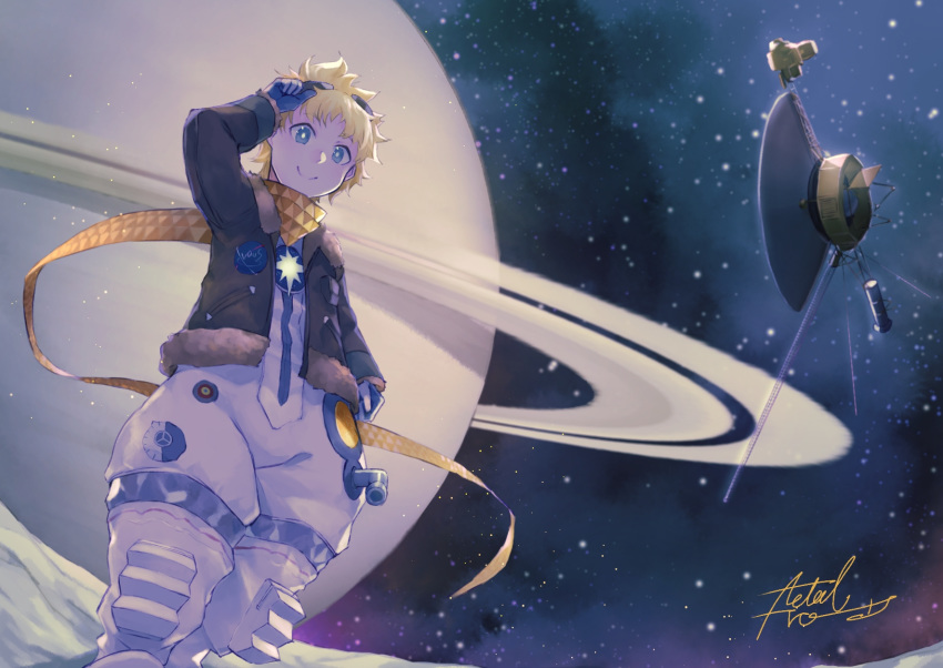 1boy adjusting_eyewear baggy_clothes bangs blonde_hair blue_eyes bomber_jacket bright_pupils eyebrows_visible_through_hair fate/grand_order fate/requiem fate_(series) floating floating_object glowing goggles goggles_on_head highres jacket jupiter_(planet) looking_at_viewer male_focus metalfrog parted_bangs planet scarf sky smile solo space spacesuit star_(sky) star_(symbol) starry_background starry_sky upper_body voyager_(fate/requiem) yellow_scarf