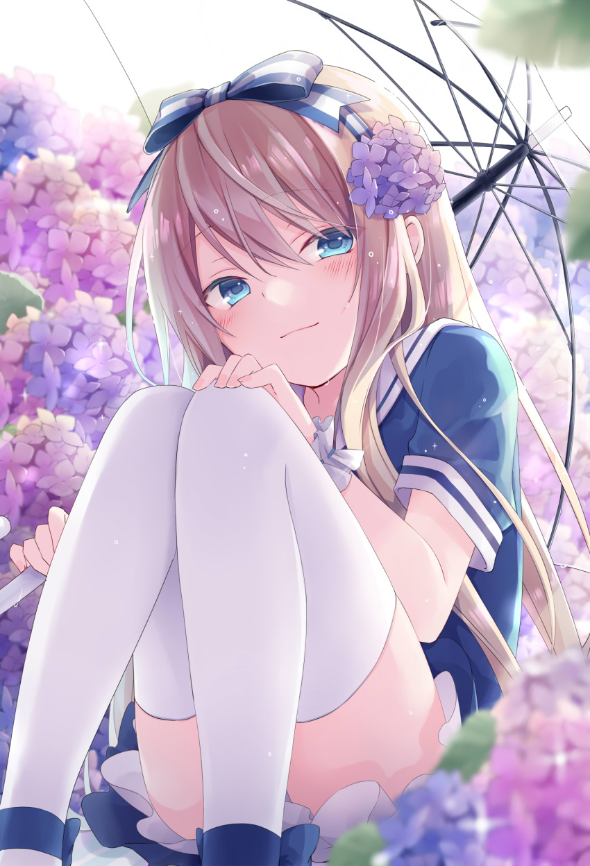 1girl bangs blue_bow blue_dress blue_eyes blue_flower blurry blurry_foreground blush bow brown_hair closed_mouth commentary depth_of_field dress emori_miku_project emu_alice eyebrows_visible_through_hair feet_out_of_frame flower hair_between_eyes hair_bow hair_flower hair_ornament hand_on_own_knee highres holding holding_umbrella knees_together_feet_apart knees_up kuroi_(liar-player) long_hair painttool_sai_(medium) pink_flower purple_flower sailor_collar sailor_dress short_sleeves sitting smile solo striped striped_bow symbol_commentary thigh-highs transparent transparent_umbrella umbrella very_long_hair wet wet_hair white_legwear white_sailor_collar wisteria wrist_cuffs