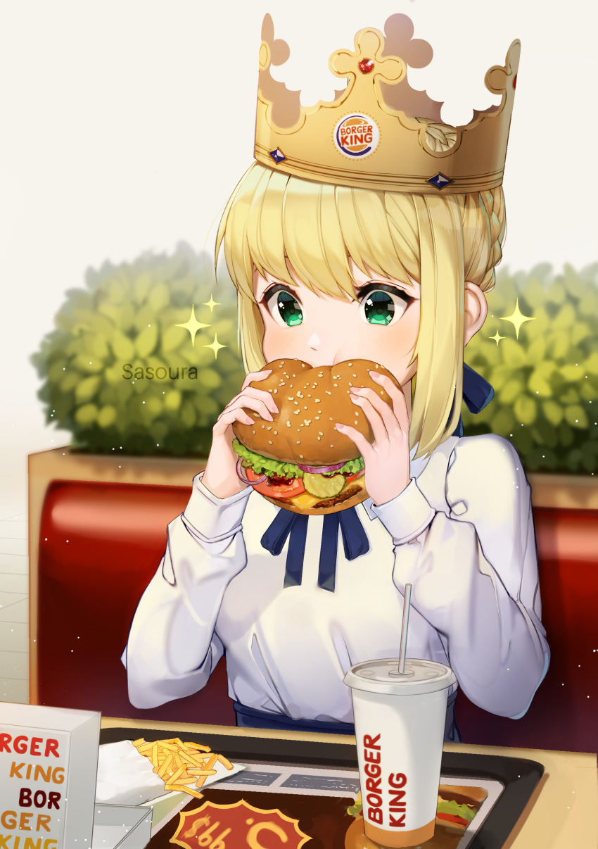 1girl absurdres artoria_pendragon_(all) blonde_hair booth brand_name_imitation burger_king commentary crown cup disposable_cup eating english_commentary fast_food fate/stay_night fate_(series) food french_fries green_eyes hamburger highres restaurant saber sasoura solo sparkle table tray whopper