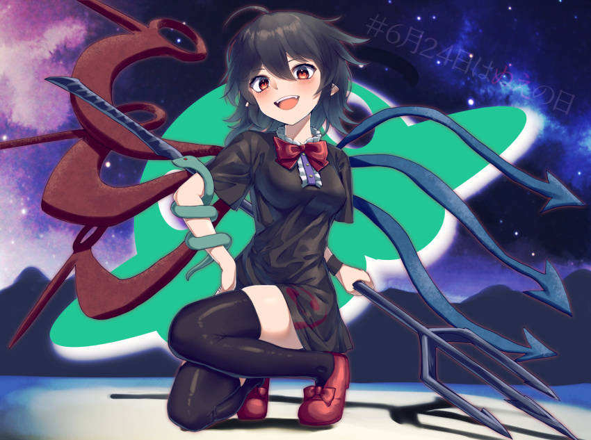 1girl :d asymmetrical_wings black_dress black_hair black_legwear black_wristband blue_wings blush bow bowtie breasts center_frills clip_studio_paint_(medium) dated dress fangs frilled_dress frills full_body hair_between_eyes happy holding holding_polearm holding_weapon houjuu_nue kisamu_(ksmz) kneeling legs looking_at_viewer mary_janes medium_breasts medium_hair night night_sky nue_day open_mouth outdoors polearm red_bow red_eyes red_footwear red_neckwear red_wings shoes short_dress short_sleeves skindentation sky smile snake solo star_(sky) starry_sky thigh-highs thighs touhou trident ufo weapon wings
