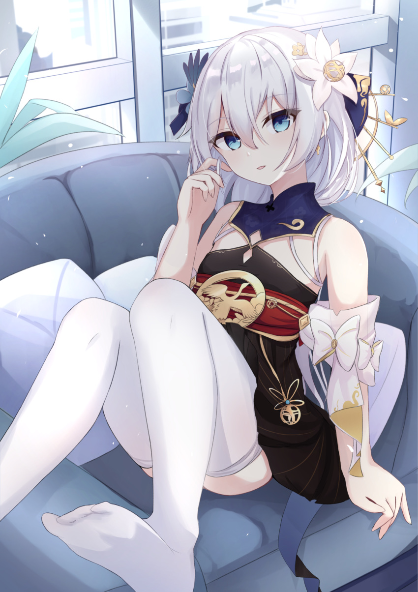 1girl bangs bare_shoulders black_dress blue_eyes blue_flower bow couch dress earrings eyebrows_visible_through_hair feet flower foot_out_of_frame hair_between_eyes hair_flower hair_ornament hand_in_hair headgear highres honkai_(series) honkai_impact_3rd indoors jewelry long_hair looking_at_viewer no_shoes parted_lips pillow plant sitting smile solo theresa_apocalypse thigh-highs touhourh white_bow white_flower white_hair white_legwear window