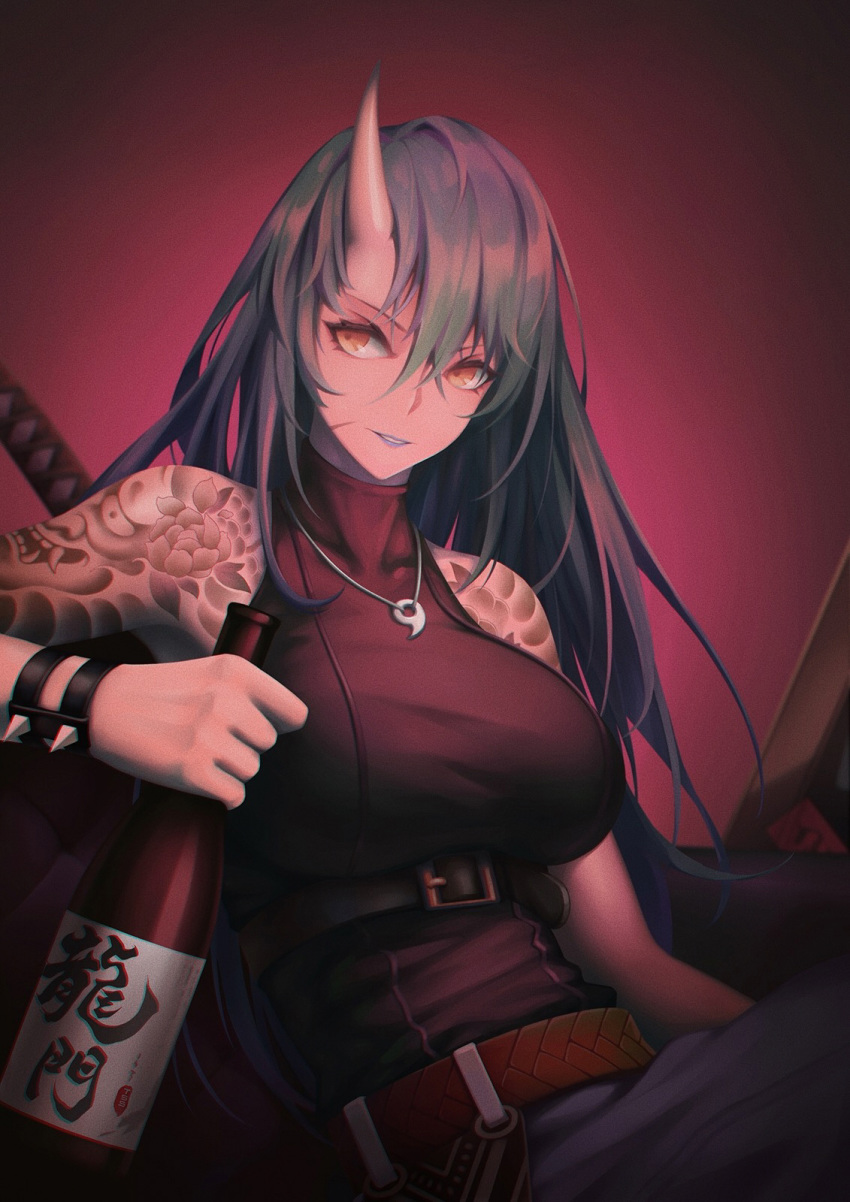 1girl arknights bangs belt black_shirt bottle breasts brown_belt chinese_commentary commentary_request grey_hair hair_between_eyes highres holding holding_bottle horns hoshiguma_(arknights) jewelry large_breasts long_hair looking_at_viewer magatama magatama_necklace necklace parted_lips red_background sake_bottle shirt single_horn solo tassos upper_body yellow_eyes