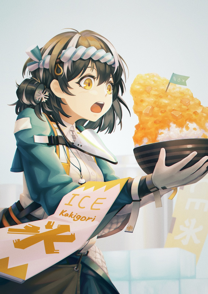 1girl arknights bangs black_hair bowl chinese_commentary commentary_request flag gloves grey_background hachimaki headband highres holding holding_bowl long_sleeves magallan_(arknights) multicolored_hair nejiri_hachimaki open_mouth shaved_ice shirt short_hair solo streaked_hair tassos upper_body white_gloves white_hair white_shirt yellow_eyes