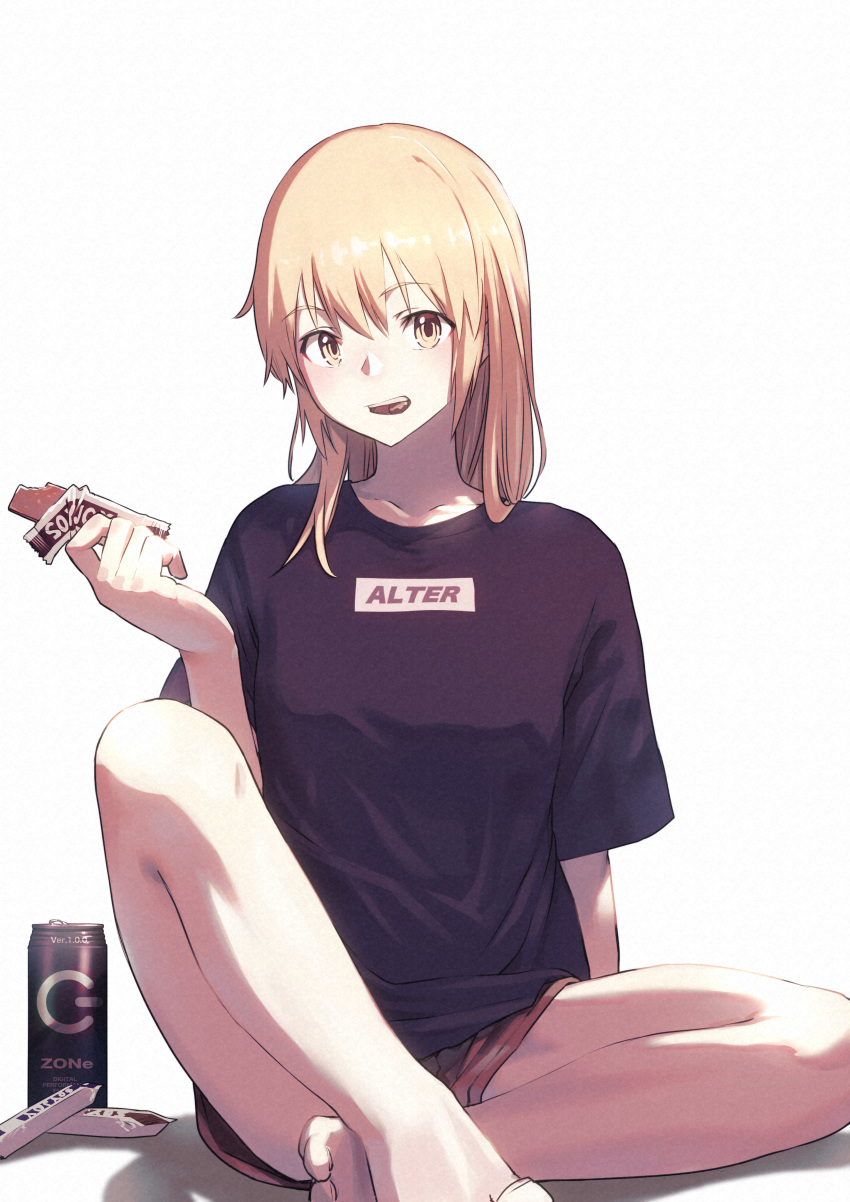 1girl absurdres artoria_pendragon_(all) bangs bare_legs barefoot black_shirt blonde_hair blush brown_shorts can character_name clothes_writing commentary_request eating eyebrows_visible_through_hair fate/grand_order fate_(series) food highres holding holding_food knee_up long_hair nakanishi_tatsuya open_mouth saber_alter shirt short_shorts short_sleeves shorts simple_background sitting soda_can solo white_background yellow_eyes