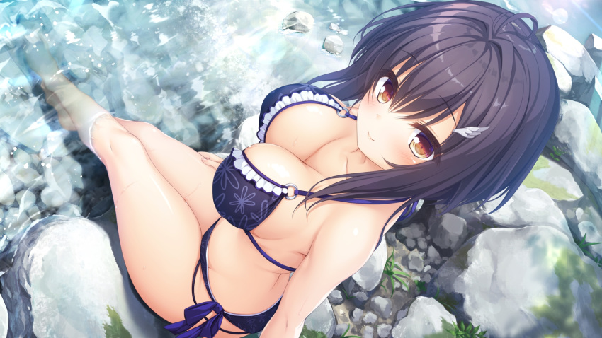 1girl barefoot bikini black_hair blush breasts day eyebrows_visible_through_hair floral_print from_above game_cg hand_on_own_thigh highres large_breasts long_hair looking_at_viewer mikagami_mamizu official_art outdoors pieces_/_wataridori_no_somnium sitting smile soaking_feet solo stream swimsuit takanashi_tsumugi_(pieces) water wing_hair_ornament