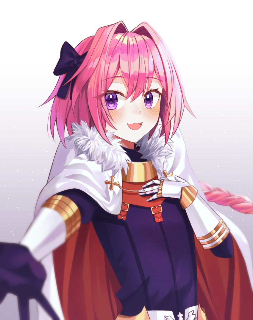1boy absurdres astolfo_(fate) bangs black_bow blurry_foreground blush bow braid cape commentary_request eyebrows_visible_through_hair fang fate/apocrypha fate_(series) fur_trim gauntlets grey_background hair_intakes highres long_hair looking_at_viewer male_focus multicolored_hair open_mouth otoko_no_ko pink_hair red_cape simple_background single_braid skin_fang smile solo violet_eyes white_cape yeoru