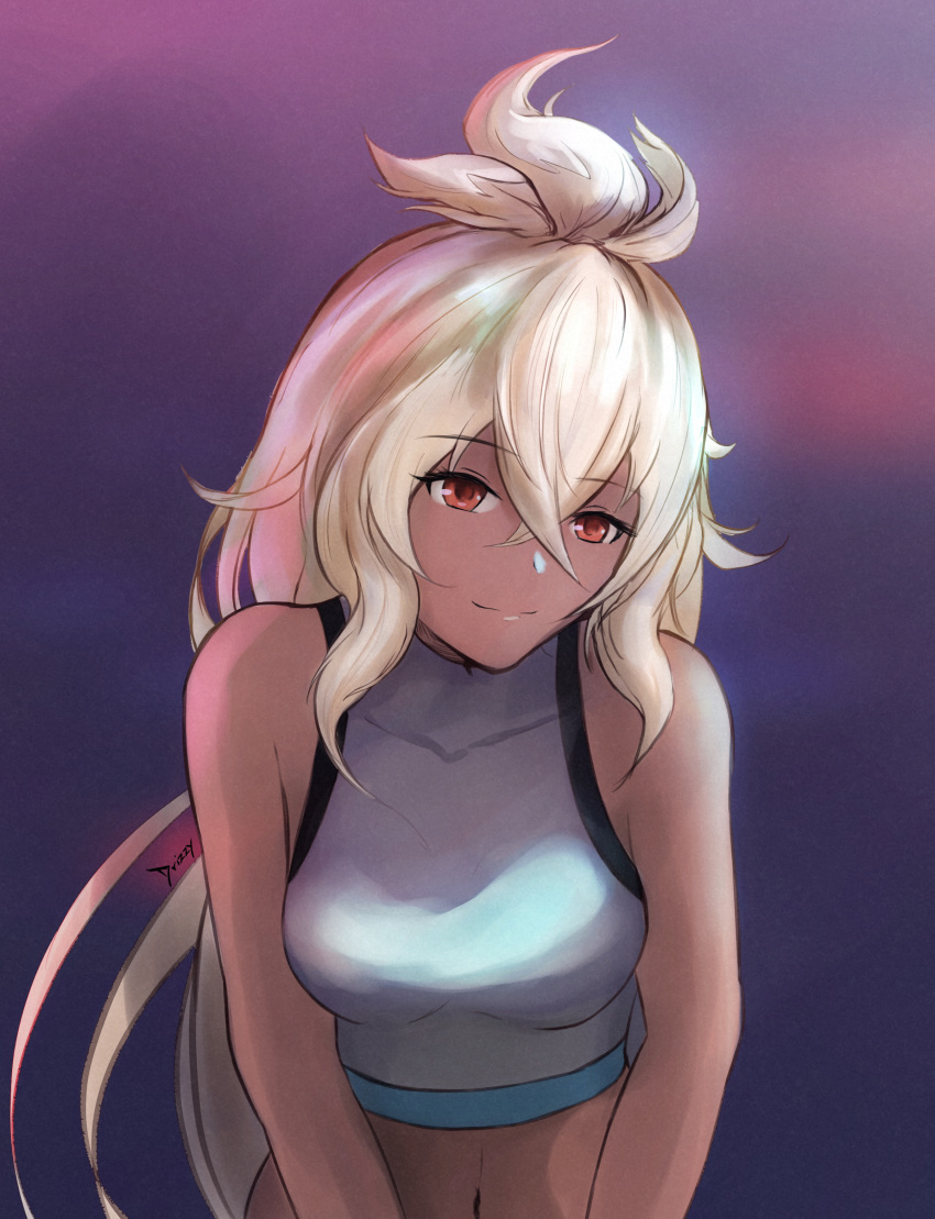 1girl absurdres ahoge bare_shoulders breasts covered_collarbone dark_skin drizzwryyy eyebrows_visible_through_hair granblue_fantasy grey_shirt hair_between_eyes highres leaning_forward light_smile long_hair looking_at_viewer medium_breasts midriff navel red_eyes shirt solo upper_body very_long_hair white_hair zooey_(granblue_fantasy)