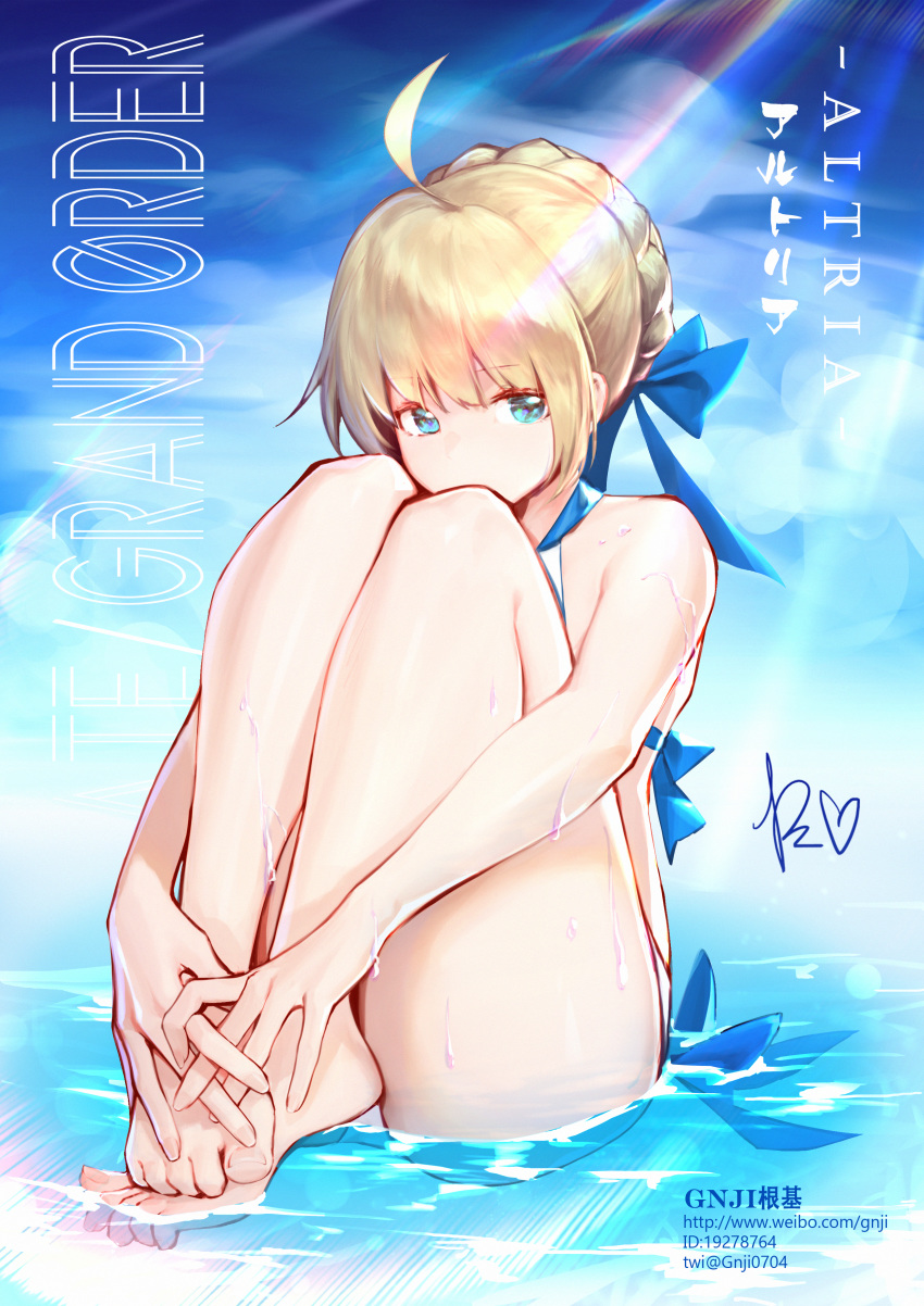 1girl absurdres ahoge artoria_pendragon_(all) bangs bare_arms bare_legs bare_shoulders barefoot blonde_hair blue_bow blue_eyes blue_sky bow character_name copyright_name eyebrows_visible_through_hair fate/grand_order fate_(series) gnji_genji hair_bow highres knees_up leg_hug light_rays looking_at_viewer saber short_hair sitting sky solo swimsuit thighs water