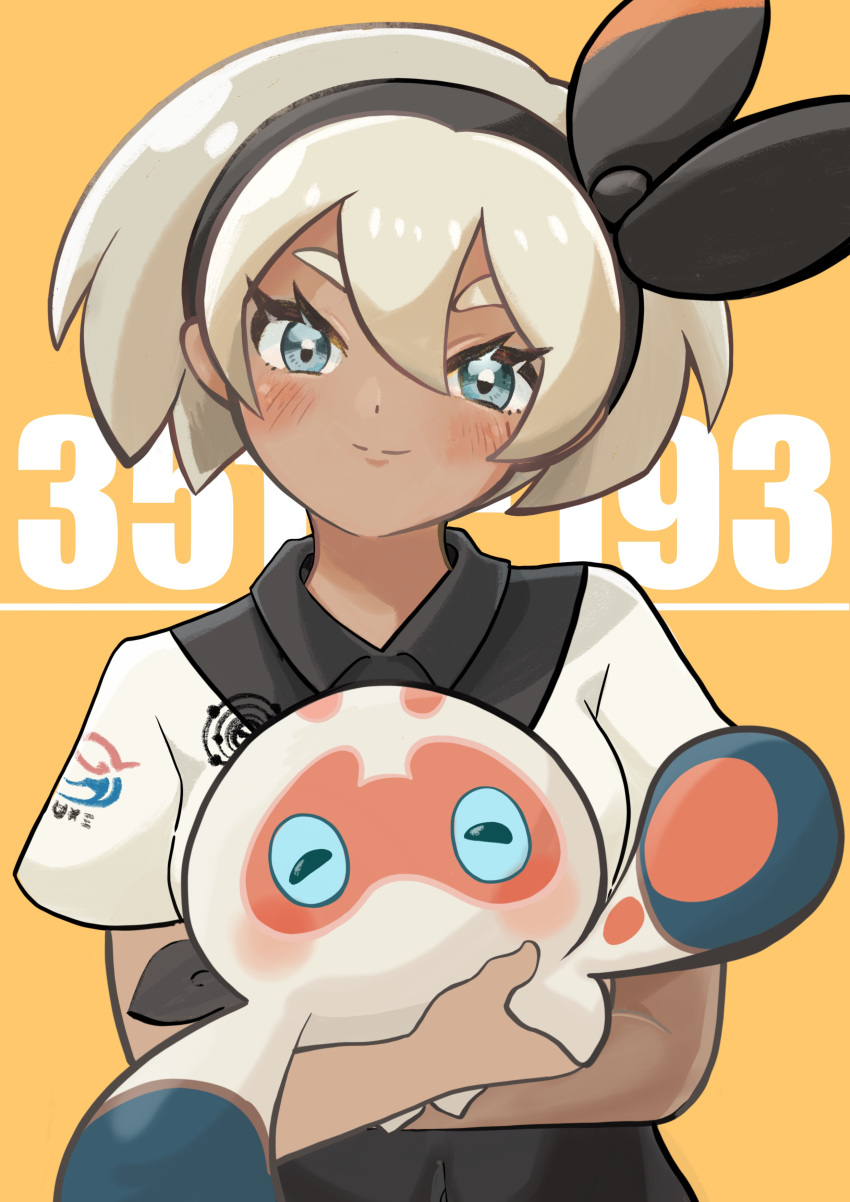 1girl absurdres anpanda aqua_eyes black_bodysuit black_hairband blush bodysuit bodysuit_under_clothes clobbopus collared_shirt commentary_request covered_navel gen_8_pokemon grey_hair gym_leader hair_between_eyes hairband highres holding holding_pokemon looking_at_viewer number orange_background pokemon pokemon_(creature) pokemon_(game) pokemon_swsh print_shirt saitou_(pokemon) shirt short_hair short_sleeves smile tied_shirt