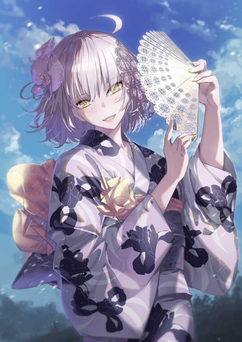 1girl ahoge alternate_costume bangs breasts clouds eyebrows_visible_through_hair fan fate/grand_order fate_(series) floral_print flower folding_fan hair_between_eyes hair_flower hair_ornament highres holding holding_fan japanese_clothes jeanne_d'arc_(alter)_(fate) jeanne_d'arc_(fate)_(all) kimono long_sleeves looking_at_viewer obi open_mouth outdoors paper_fan parted_lips print_kimono sash short_hair silver_hair sky smile solo tsurukame white_kimono wide_sleeves yellow_eyes yellow_nails