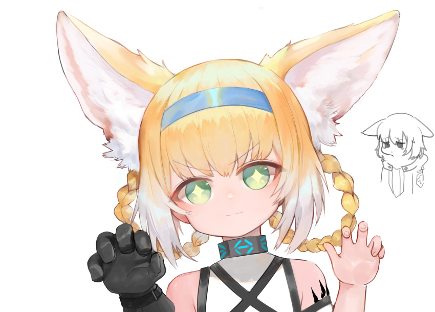 &gt;:) absurdres animal_ear_fluff animal_ears arknights bare_shoulders black_gloves blonde_hair blue_hairband braid claw_pose closed_mouth commentary_request dokomon fox_ears gloves gradient_hair green_eyes hair_rings hairband hands_up highres korean_commentary multicolored_hair simple_background single_glove sleeveless smile sussurro_(arknights) suzuran_(arknights) v-shaped_eyebrows white_background white_hair