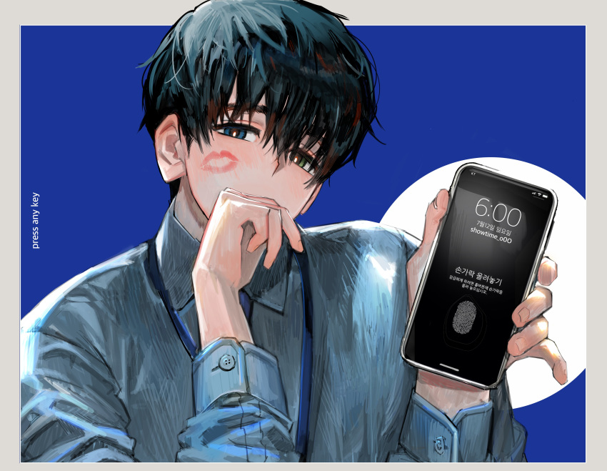 1boy absurdres bangs bishounen black_hair blue_eyes blue_shirt border cellphone green_eyes hair_between_eyes heterochromia highres holding holding_phone korean_text lipstick_mark male_focus original phone shirt showtime smartphone solo two-tone_background upper_body