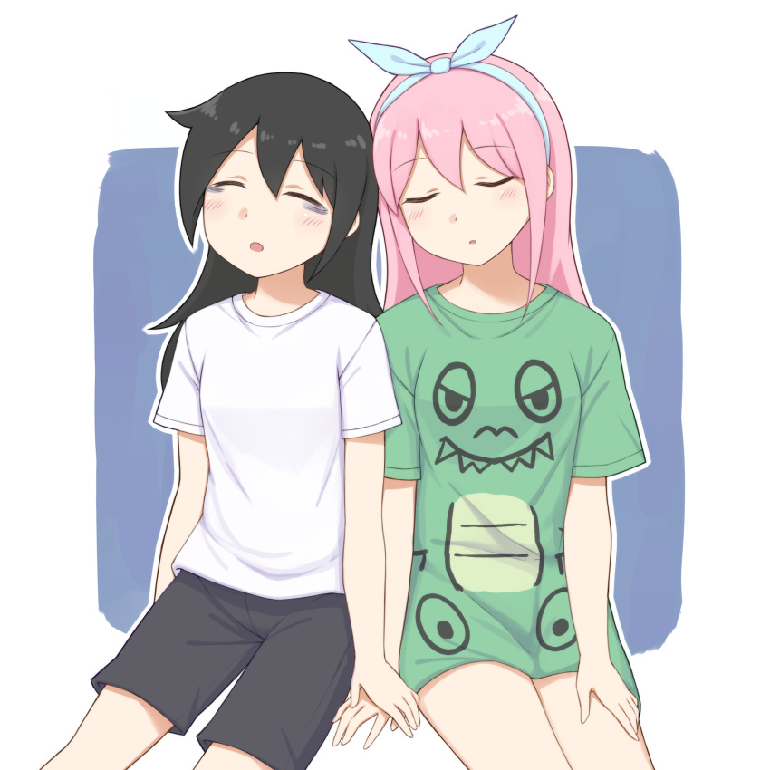 2girls absurdres alternate_hairstyle bags_under_eyes black_hair black_shorts blue_bow blue_hairband blush bow closed_eyes commentary_request cowboy_shot eyebrows_visible_through_hair green_shirt hair_down hairband hairband_bow highres holding_hands kuroki_tomoko leaning_on_person long_hair mohya multiple_girls nemoto_hina pink_hair print_shirt shirt shorts side-by-side sitting sleeping sleeping_upright watashi_ga_motenai_no_wa_dou_kangaetemo_omaera_ga_warui! white_shirt