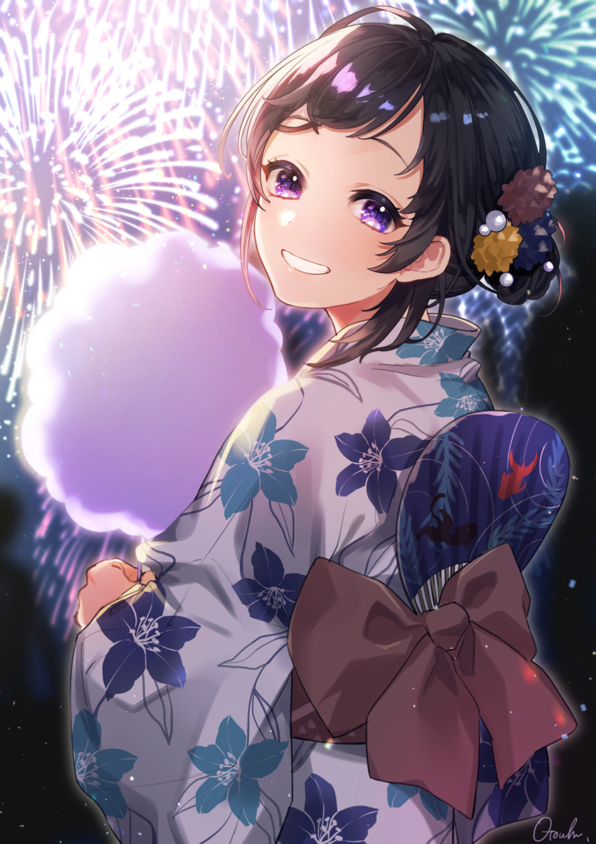 1girl :d back_bow bangs black_hair blush bow commentary_request cotton_candy fan fireworks floral_print food grin hair_bun hair_ornament highres holding holding_food japanese_clothes kimono looking_at_viewer looking_back night open_mouth original otoufu_(gotouhu) outdoors paper_fan print_kimono red_bow short_hair smile solo teeth uchiwa upper_body violet_eyes white_kimono yukata