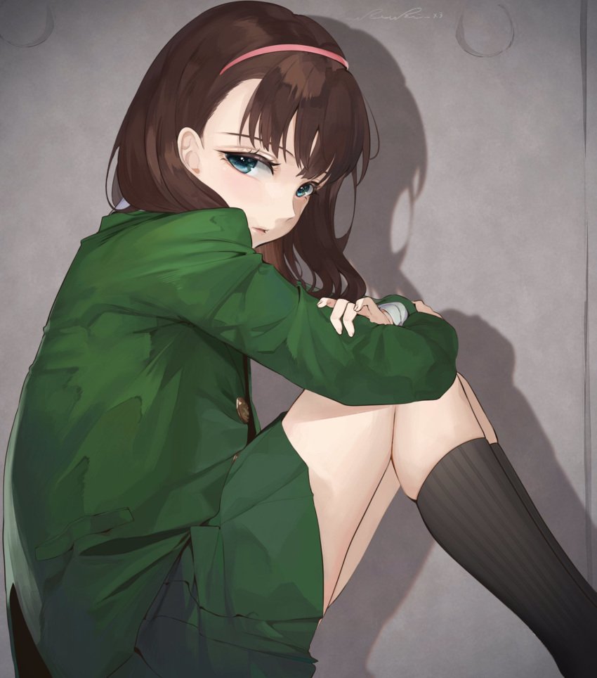 1girl bangs black_legwear blue_eyes brown_hair commentary_request from_side green_jacket green_skirt hairband highres idolmaster idolmaster_cinderella_girls jacket kneehighs knees_up koyo_akio long_hair long_sleeves looking_at_viewer looking_to_the_side miniskirt pink_hairband sakuma_mayu shadow signature sitting skindentation skirt solo striped striped_legwear vertical-striped_legwear vertical_stripes wall