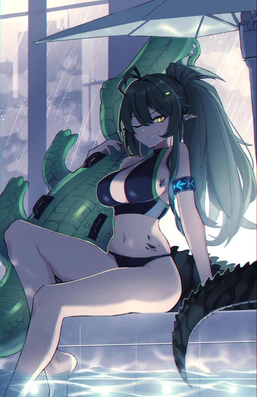 1girl alternate_hairstyle antenna_hair arknights armband bangs bare_arms bare_legs bare_shoulders barefoot bikini black_bikini black_hair breasts commentary eyebrows_visible_through_hair gavial_(arknights) grin hair_between_eyes highres inflatable_crocodile inflatable_toy large_breasts long_hair long_ponytail looking_at_viewer navel one_eye_closed ore_lesion_(arknights) ponytail pool psidubs sitting smile soaking_feet solo stomach swimsuit tail thighs umbrella water yellow_eyes