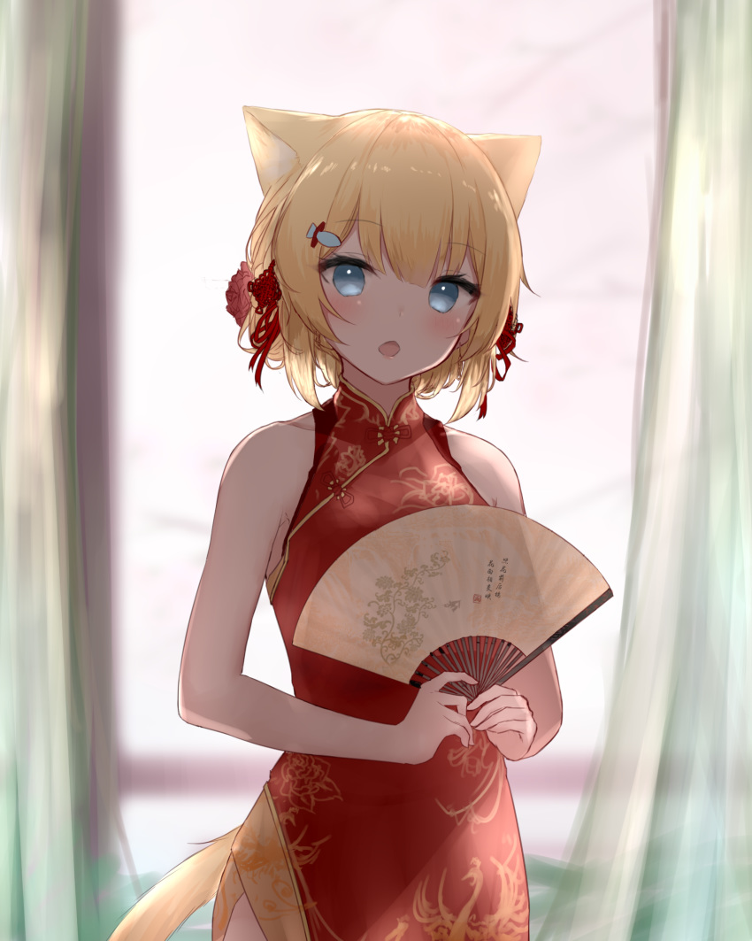 1girl :o animal_ears backlighting bare_arms bare_shoulders blonde_hair blue_eyes cat_ears cat_girl cat_tail china_dress chinese_clothes dress fan flower_knot gold_trim guo582 hair_ornament hairclip hanazono_serena hanazono_serena_(channel) highres holding looking_at_viewer open_mouth red_dress short_hair side_slit sleeveless sleeveless_dress solo tail upper_body virtual_youtuber