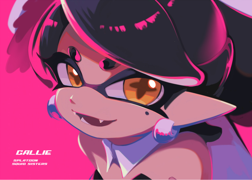 +_+ 1girl aori_(splatoon) bangs bare_shoulders black_hair black_jumpsuit brown_eyes character_name collar commentary copyright_name detached_collar domino_mask earrings english_text face fangs food food_on_head highres jewelry long_hair looking_at_viewer mask mole mole_under_eye object_on_head open_mouth pink_background pointy_ears seto_(asils) simple_background smile solo splatoon_(series) splatoon_1 sushi swept_bangs tentacle_hair white_collar wing_collar