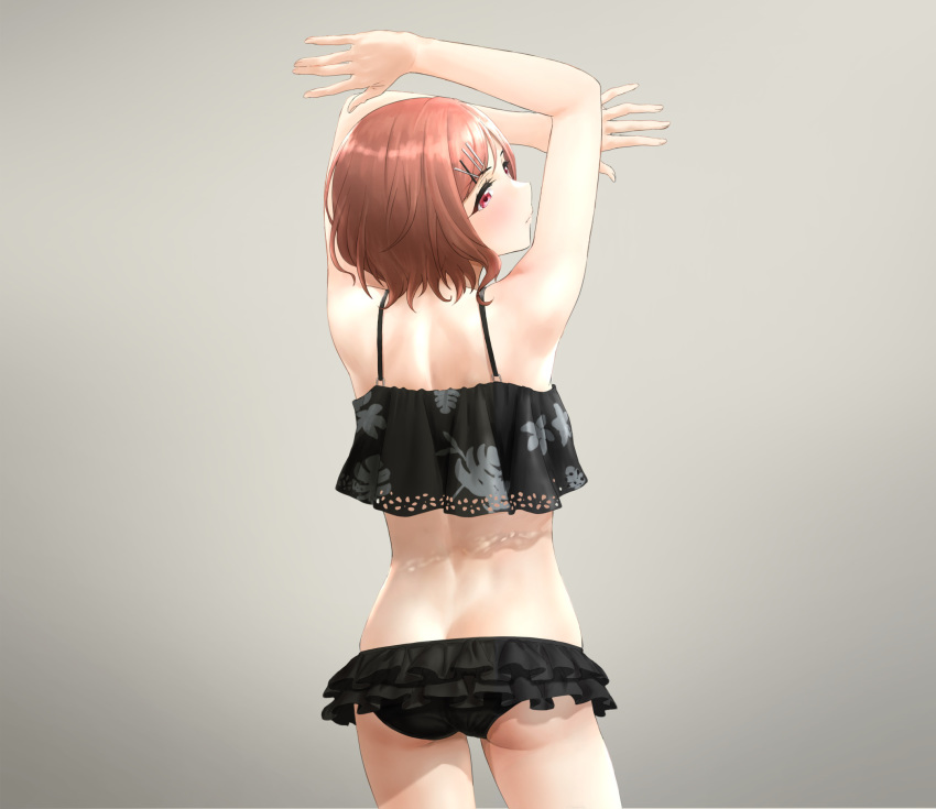 1girl arms_up ass back bangs bare_shoulders bikini black_bikini blush brown_hair closed_mouth commentary_request eyebrows_visible_through_hair frilled_bikini frills from_behind hair_ornament hairclip highres higuchi_madoka idolmaster idolmaster_shiny_colors itteru_biumu looking_at_viewer looking_back red_eyes short_hair simple_background solo standing swimsuit