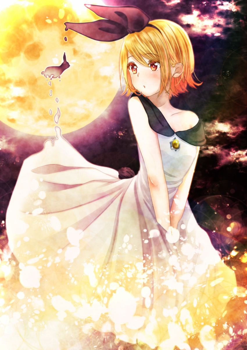 1girl bangs between_legs black_bow black_hairband blonde_hair blush bow clouds collarbone dress eyebrows_visible_through_hair full_moon grey_dress hair_between_eyes hair_bow hairband hand_between_legs highres kagamine_rin lens_flare long_dress moon off_shoulder pleated_dress ponta_(poqpon) red_eyes shiny shiny_hair short_hair sleeveless sleeveless_dress solo standing vocaloid