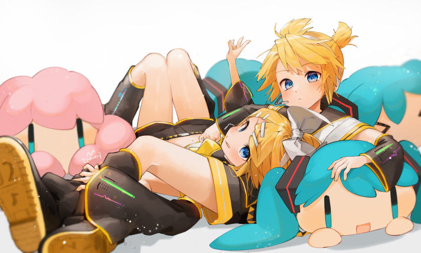 &gt;_&lt; 1boy 1girl aqua_hair arm_warmers bangs belt black_collar black_legwear black_sleeves blonde_hair blue_eyes bow character_name collar crop_top detached_sleeves expressionless gotoh510 hair_bow hair_ornament hairclip hand_on_head hand_up hatsune_miku highres kagamine_len kagamine_rin knees_together_feet_apart knees_up leg_warmers looking_at_viewer looking_back lying lying_on_person octopus on_back open_mouth pink_hair sailor_collar school_uniform shirt short_hair short_ponytail short_sleeves smile spiky_hair swept_bangs takoluka tentacle_hair tongue tongue_out twintails vocaloid white_bow white_shirt |_|