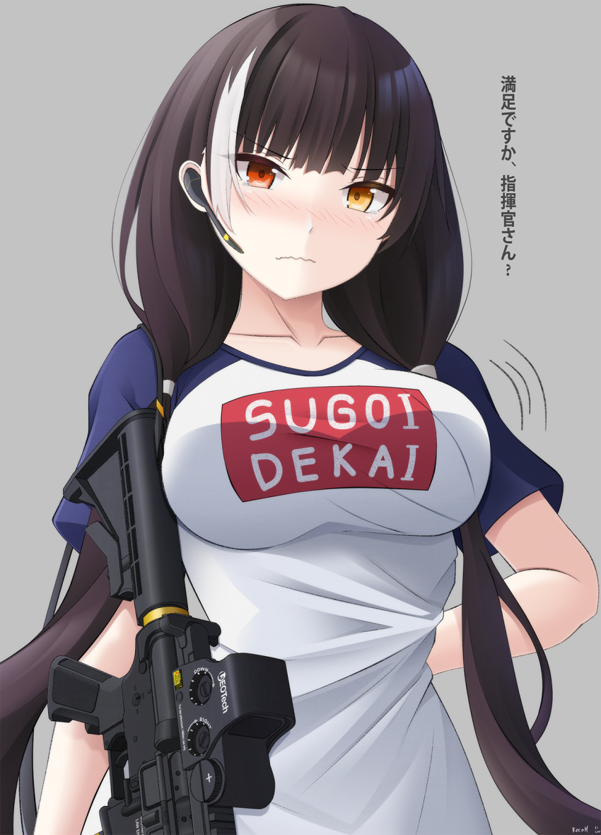 1girl arm_behind_back black_hair blush breasts closed_mouth frown girls_frontline grey_background gun heterochromia highres keenh large_breasts long_hair looking_at_viewer low_twintails motion_lines multicolored_hair nose_blush orange_eyes pulling_back raglan_sleeves red_eyes ro635 ro635_(girls_frontline) shirt short_sleeves simple_background solo streaked_hair sugoi_dekai tagme translation_request twintails upper_body v-shaped_eyebrows weapon white_shirt