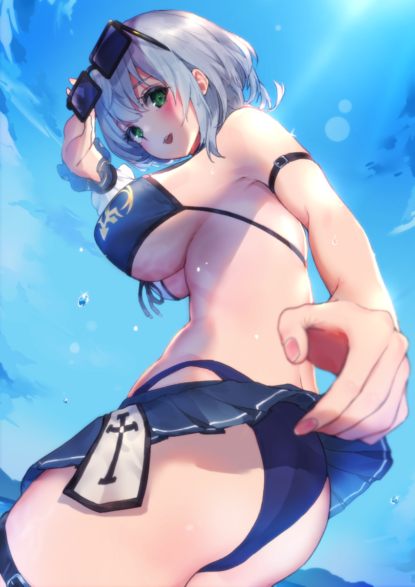 1girl :d armband ass bangs bikini bikini_skirt blue_sky blurry_foreground breasts clouds crest eyewear_on_head from_below front-tie_bikini front-tie_top green_eyes grey_hair highres hololive large_breasts looking_at_viewer looking_back mashiro_kta medium_hair nail_polish open_mouth outdoors shirogane_noel sidelocks single_wrist_cuff sky sleeveless smile solo sunglasses sunlight swimsuit thigh_strap two-tone_bikini under_boob upper_teeth virtual_youtuber water_drop