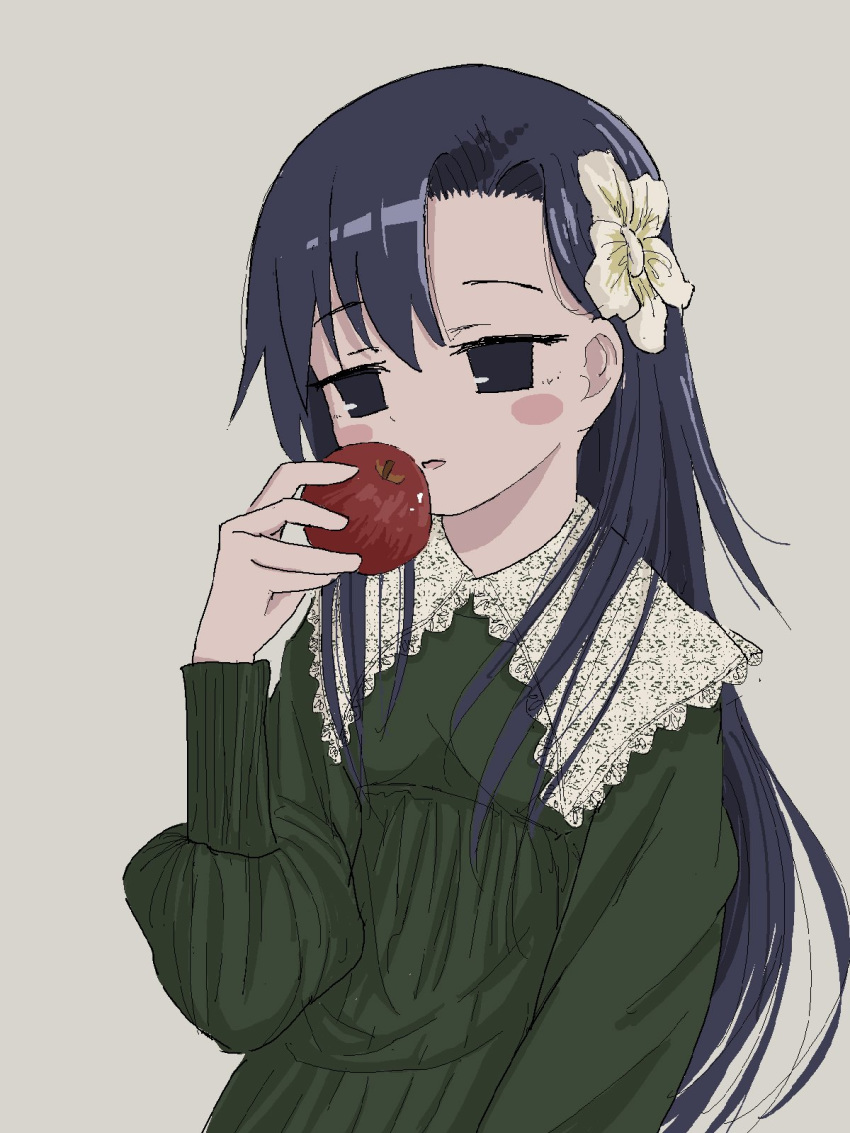 1girl dress flower food fruit goshiki_agiri green_dress grey_background hair_flower hair_ornament hand_up highres holding holding_food holding_fruit jitome kill_me_baby long_hair long_sleeves nadegata parted_lips purple_hair red_apple simple_background solo upper_body violet_eyes