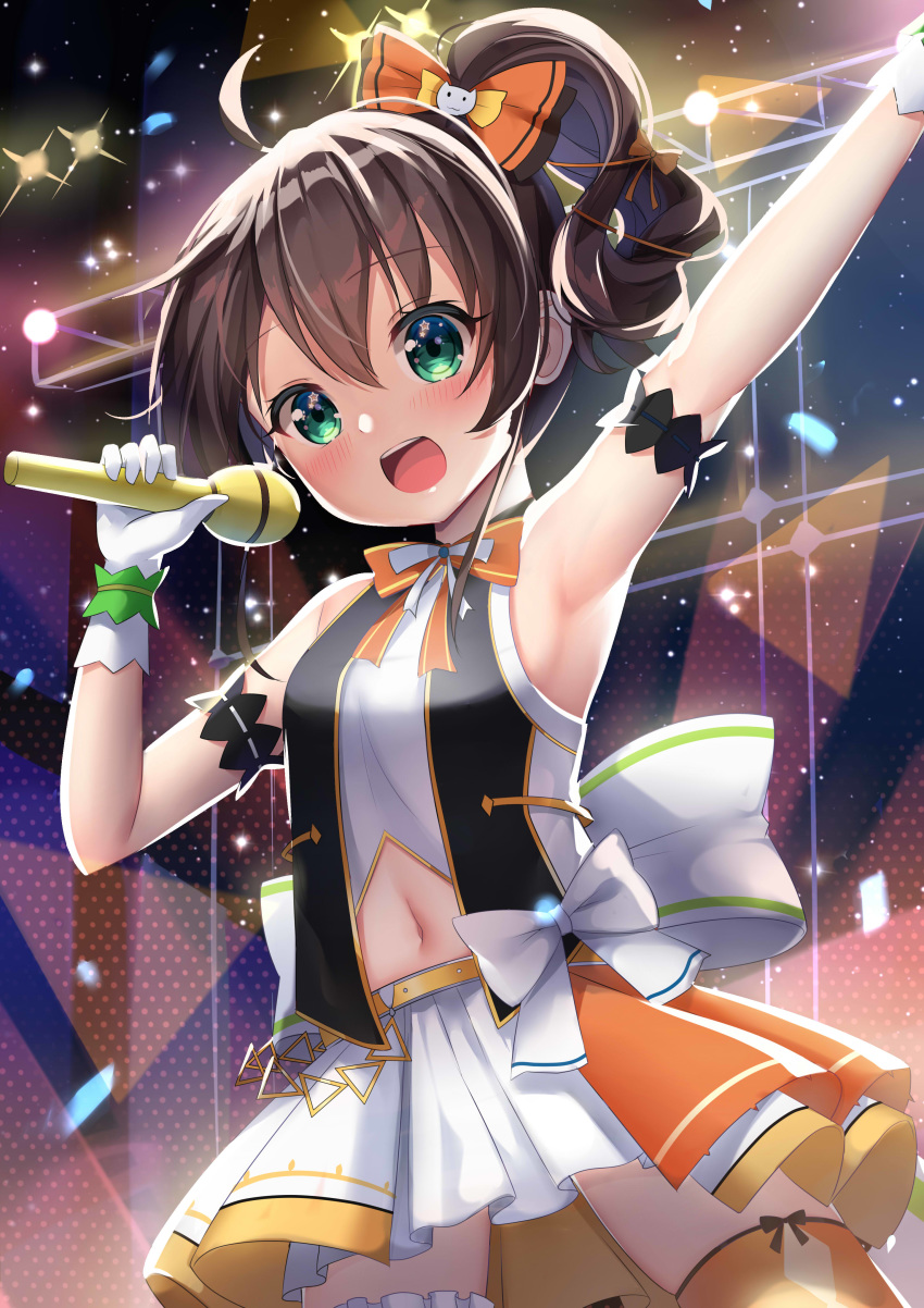 1girl :d absurdres agung_syaeful_anwar arm_up armpits bangs bare_shoulders black_hair commentary eyebrows_visible_through_hair gloves green_eyes hair_between_eyes hand_up high_ponytail highres holding holding_microphone hololive microphone natsuiro_matsuri navel open_mouth orange_legwear pleated_skirt shirt side_ponytail single_thighhigh skirt sleeveless sleeveless_shirt smile solo stage_lights thigh-highs upper_teeth virtual_youtuber white_gloves white_shirt white_skirt