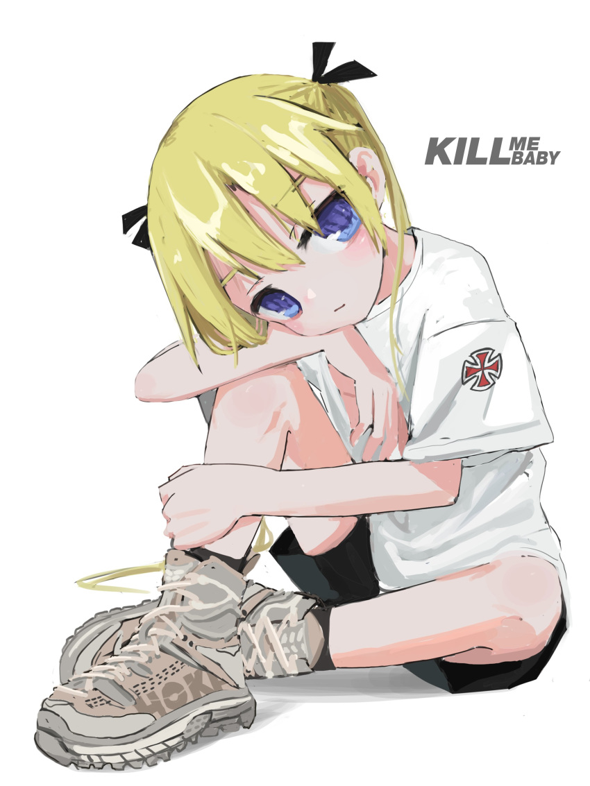 1girl absurdres black_legwear black_shorts blonde_hair closed_mouth copyright_name grey_footwear head_tilt highres kill_me_baby long_hair looking_at_viewer nadegata shirt shoes short_sleeves shorts simple_background sitting socks solo sonya_(kill_me_baby) twintails violet_eyes white_background white_shirt