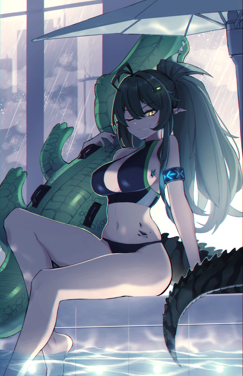 1girl alternate_hairstyle antenna_hair arknights armband bangs bare_arms bare_legs bare_shoulders barefoot bikini black_bikini black_hair breasts commentary eyebrows_visible_through_hair gavial_(arknights) grin hair_between_eyes highres inflatable_crocodile inflatable_toy large_breasts long_hair long_ponytail looking_at_viewer navel one_eye_closed ore_lesion_(arknights) ponytail pool psidubs revision sitting smile soaking_feet solo stomach swimsuit tail thighs umbrella water yellow_eyes