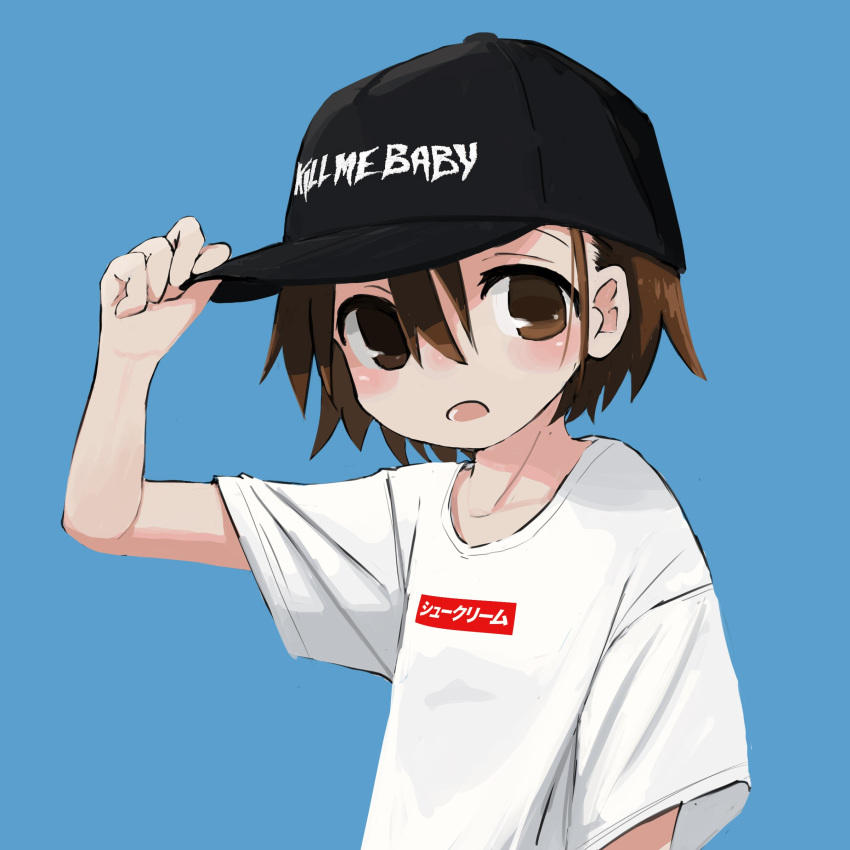 1girl absurdres baseball_cap black_headwear blue_background brown_eyes brown_hair clothes_writing copyright_name hand_up hat hat_writing highres kill_me_baby looking_at_viewer nadegata oribe_yasuna parted_lips shirt short_sleeves simple_background solo upper_body white_shirt