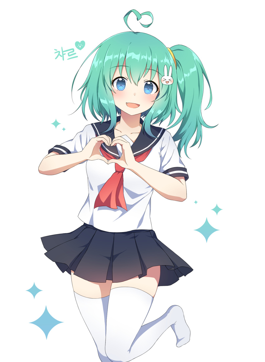 &gt;_&lt; 1girl :d ahoge bangs black_sailor_collar black_skirt blue_eyes blush borrowed_character bunny_hair_ornament caramell0501 commentary_request eyebrows_visible_through_hair fang green_hair hair_between_eyes hair_ornament heart heart_ahoge heart_hands highres korean_commentary korean_text long_hair looking_at_viewer open_mouth original pleated_skirt red_neckwear sailor_collar school_uniform serafuku shirt short_sleeves side_ponytail sidelocks simple_background skirt smile solo sparkle standing standing_on_one_leg thigh-highs translation_request white_background white_legwear white_shirt xd