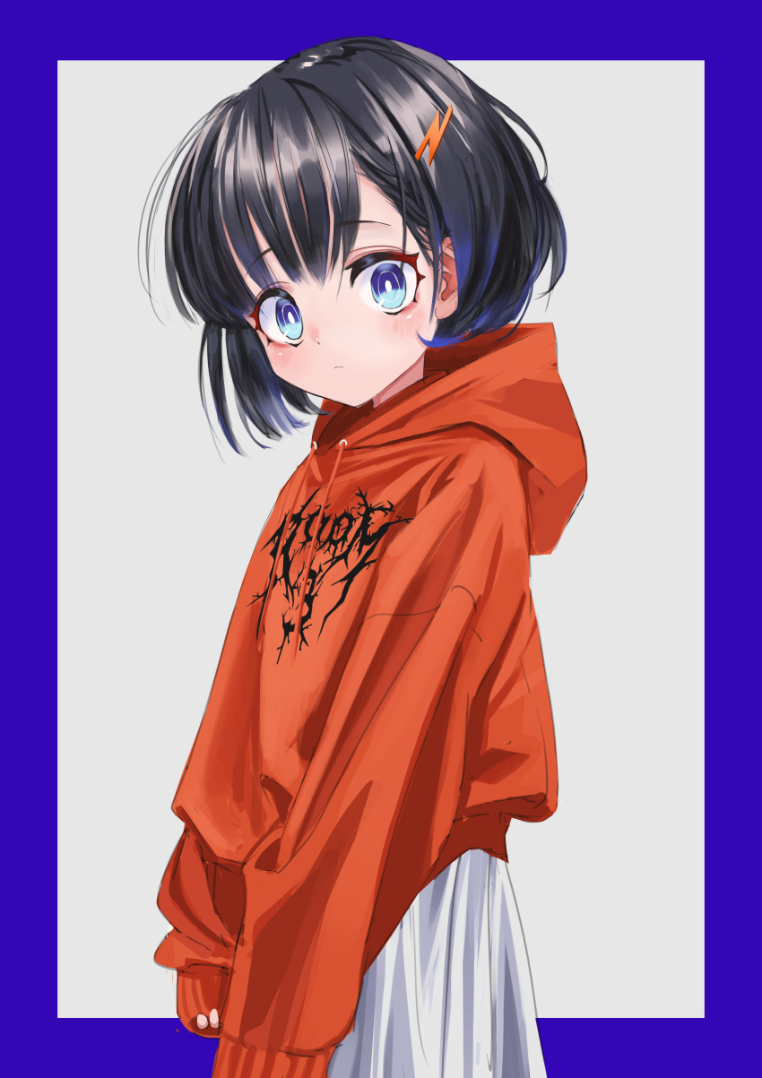 1girl absurdres black_hair blue_border blue_eyes border bright_pupils closed_mouth hair_ornament highres hood hood_down long_sleeves looking_at_viewer multicolored multicolored_eyes nadegata orange_hoodie original short_hair skirt sleeves_past_wrists solo standing violet_eyes white_background white_pupils white_skirt wide-eyed