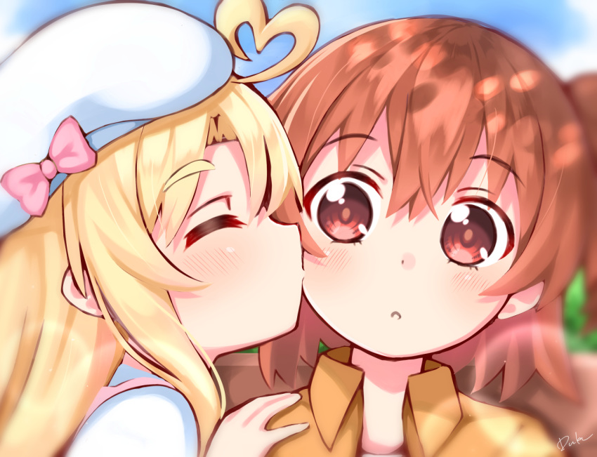 2girls :o ahoge bangs blonde_hair blush bow brown_hair casual cheek_kiss child closed_eyes collared_shirt commentary_request eyebrows_visible_through_hair hand_on_another's_shoulder hat hat_bow heart_ahoge himesaka_noa hoshino_hinata kiss long_hair medium_hair multiple_girls orange_shirt pink_bow portrait red_eyes shirt side_ponytail signature thick_eyebrows usagi_koushaku watashi_ni_tenshi_ga_maiorita! white_headwear white_shirt yuri