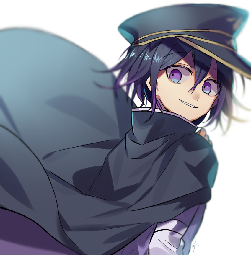 1boy bangs black_cape black_hair black_headwear blurry blurry_background cape checkered checkered_scarf commentary_request dangan_ronpa eyebrows_visible_through_hair from_side hair_between_eyes hat highres huyuharu0214 jacket long_sleeves looking_at_viewer male_focus multicolored_hair new_dangan_ronpa_v3 ouma_kokichi parted_lips peaked_cap purple_hair scarf signature smile straitjacket teeth two-tone_hair violet_eyes white_background white_jacket