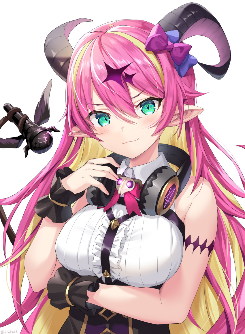 1girl absurdres arm_under_breasts bangs bare_shoulders blonde_hair blush bow breasts center_frills curcumin curled_horns demon_horns green_eyes hair_between_eyes headphones headphones_around_neck highres hololive horn_bow horns large_breasts long_hair looking_at_viewer mano_aloe microphone multicolored_hair pink_hair pointy_ears prehensile_tail shirt simple_background skull sleeveless sleeveless_shirt smile solo tail twitter_username two-tone_hair very_long_hair virtual_youtuber white_background white_shirt wrist_cuffs