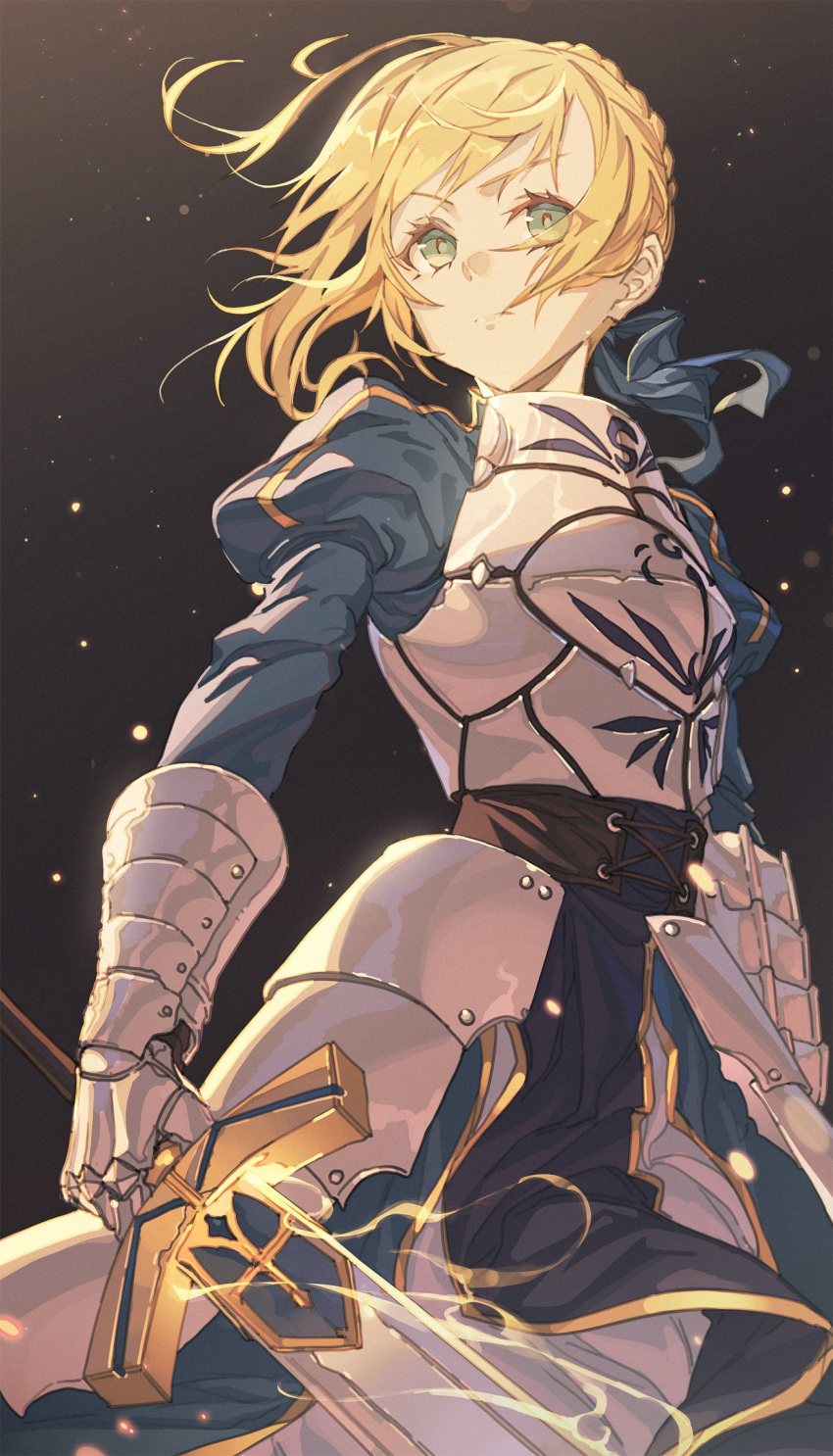 1girl armor artoria_pendragon_(all) blonde_hair fate_(series) green_eyes highres holding holding_sword holding_weapon hong juliet_sleeves long_sleeves looking_to_the_side puffy_sleeves solo sword tied_hair v-shaped_eyebrows weapon
