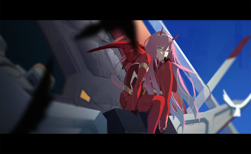 1girl blurry blurry_background blurry_foreground bodysuit closed_mouth darling_in_the_franxx depth_of_field floating_hair from_side green_eyes hairband highres horns knee_up letterboxed long_hair looking_at_viewer pilot_suit pink_hair red_bodysuit solo symbol_commentary waterkuma zero_two_(darling_in_the_franxx)