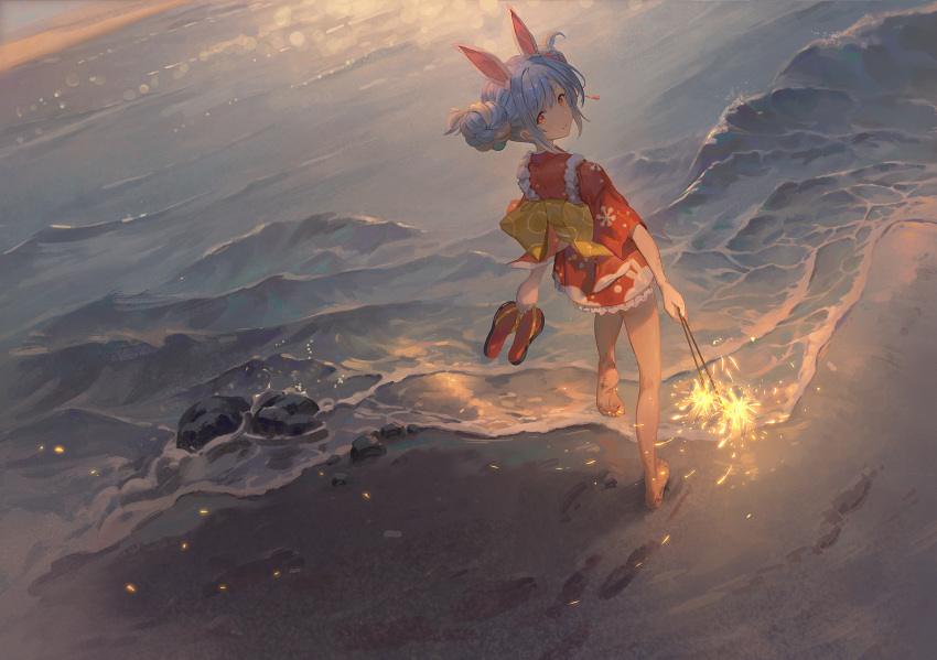 1girl animal_ears barefoot beach blue_hair bow braid bunny_girl fireworks footprints gawain_(artist) highres hololive hololive_fantasy japanese_clothes kimono lace looking_back multicolored_hair rabbit_ears rock slippers slippers_removed smile solo thick_eyebrows toe_scrunch twin_braids usada_pekora virtual_youtuber white_hair yellow_eyes