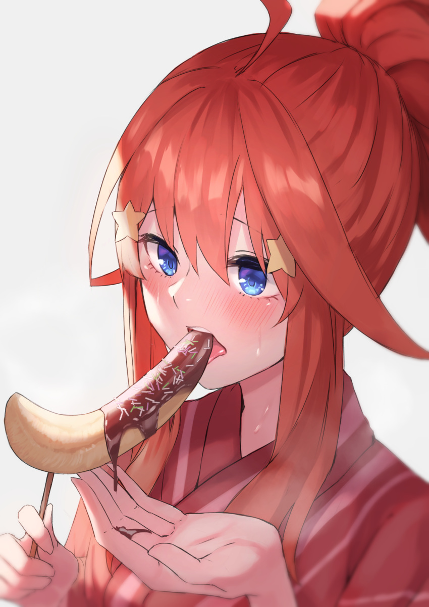 1girl ahoge amog banana bangs blue_eyes eating food fruit go-toubun_no_hanayome hair_between_eyes hair_ornament half_updo highres japanese_clothes kimono nakano_itsuki open_mouth red_kimono redhead shiny shiny_hair simple_background solo star_(symbol) star_hair_ornament upper_body white_background