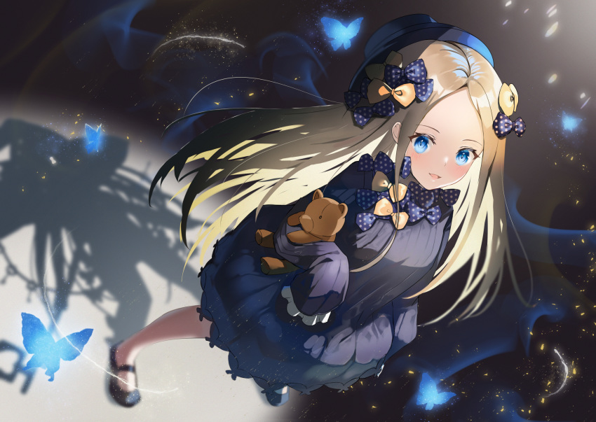 1girl abigail_williams_(fate/grand_order) bangs black_bow black_dress black_headwear blonde_hair blue_eyes bow breasts bug butterfly dress fate/grand_order fate_(series) forehead hair_bow hat highres insect long_hair multiple_bows orange_bow parted_bangs parted_lips polka_dot polka_dot_bow ribbed_dress sleeves_past_fingers sleeves_past_wrists small_breasts smile stuffed_animal stuffed_toy teddy_bear tsukise_miwa