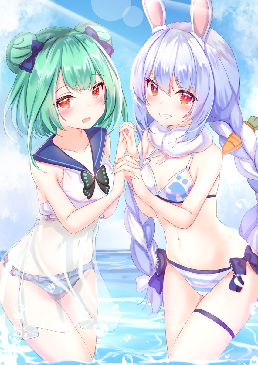 2girls animal_ears bare_arms bare_shoulders bikini blue_hair bow braid day double_bun dress green_hair grin hair_bow highres holding_hands hololive lens_flare long_hair looking_at_viewer low_twintails multiple_girls navel open_mouth outdoors rabbit_ears red_eyes sailor_collar sailor_dress see-through side-tie_bikini sleeveless sleeveless_dress smile stomach striped striped_bikini sunlight swimsuit thigh_strap thighs twin_braids twintails uruha_rushia usada_pekora very_long_hair wading water white_bikini yuano