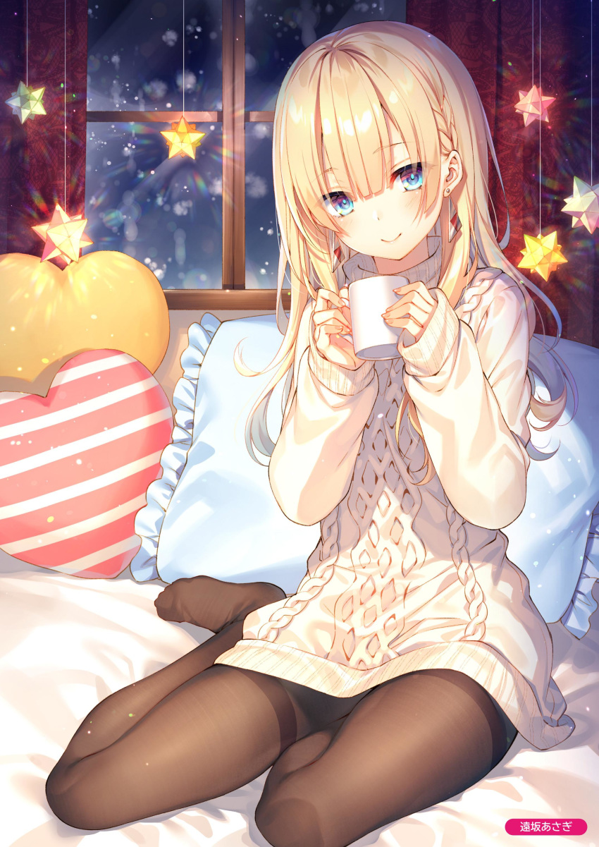 1girl absurdres aran_sweater artist_name bed_sheet black_legwear blonde_hair blue_eyes blush braid closed_mouth cup curtains dot_nose earrings eyebrows_visible_through_hair fingernails frills full_body hair_between_eyes heart heart_pillow highres holding holding_cup indoors jewelry long_hair long_sleeves looking_at_viewer melonbooks mug no_shoes pantyhose pillow red_curtains shiny shiny_hair sitting sleeves_past_wrists smile snowing solo star_(symbol) striped striped_pillow sweater thighband_pantyhose toosaka_asagi white_sweater window